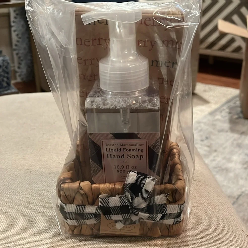 Mud Pie Cream Check Soap and Guest Towel Basket Set/NWT